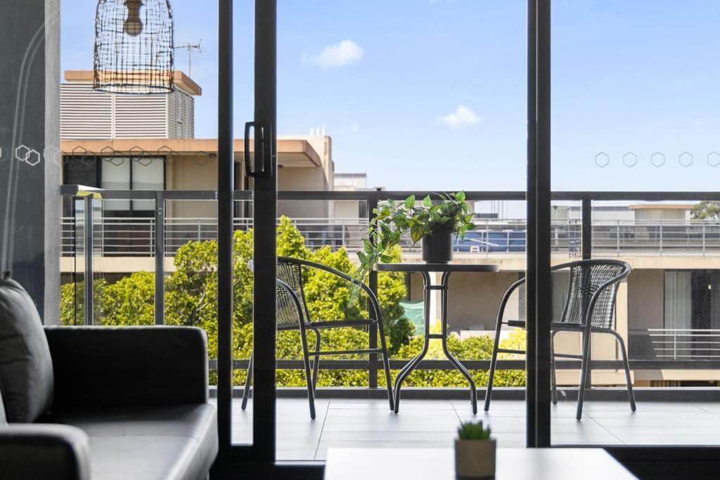 Kind Bed W Sofabed In Ryde - Fast Wifi Apartment Sydney